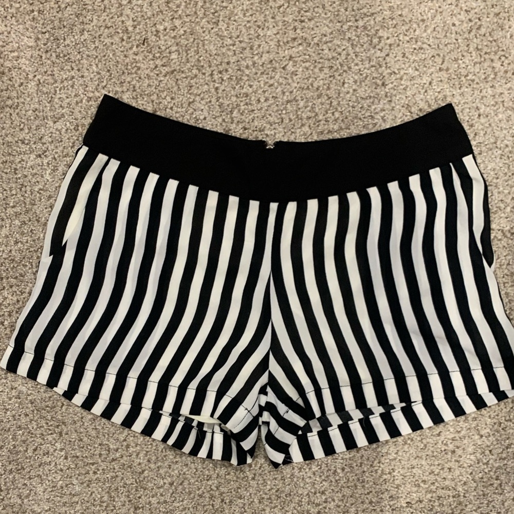 Blu Pepper blk&wht stripe fitted short w/ pockets